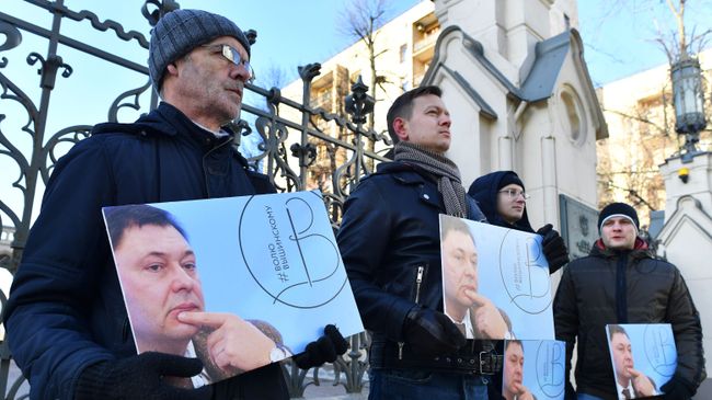 Участники пикета в поддержку руководителя портала РИА Новости Украина Кирилла Вышинского, арестованного на Украине за журналистскую деятельность. 19 февраля 2019 Участники пикета в поддержку руководителя портала РИА Новости Украина Кирилла Вышинского, арестованного на Украине за журналистскую деятельность. 19 февраля 2019