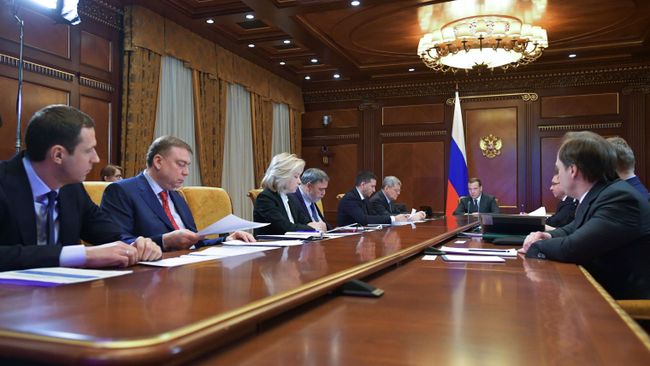 Председатель правительства России Дмитрий Медведев проводит в режиме видеоконференции совещание о переходе на новую систему обращения с твердыми коммунальными отходами. 19 февраля 2019