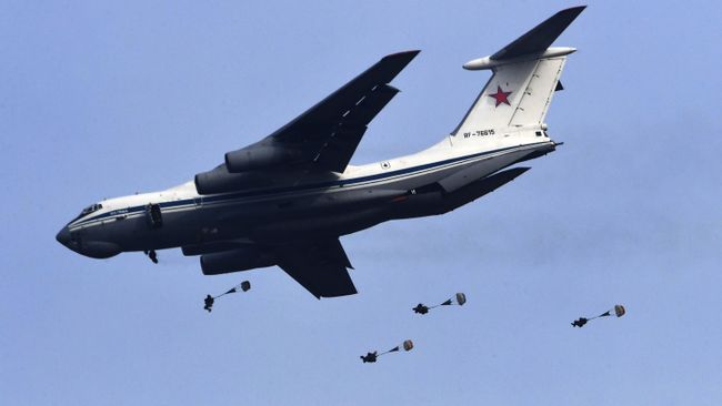Военнослужащие 83-й отдельной гвардейской десантно-штурмовой бригады во время десантирования из самолета Ил-76МД в ходе показных тактических учений в Приморье Военнослужащие 83-й отдельной гвардейской десантно-штурмовой бригады во время десантирования из самолета Ил-76МД в ходе показных тактических учений в Приморье
