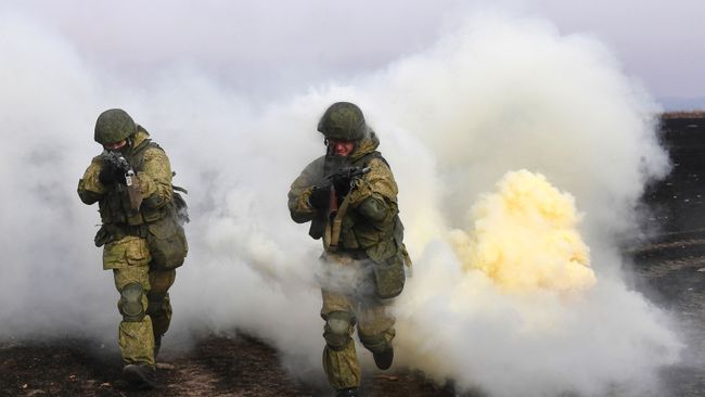 Военнослужащие 83-й отдельной гвардейской десантно-штурмовой бригады во время показных тактических учений в Приморье