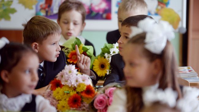 Ученики на уроке в День знаний