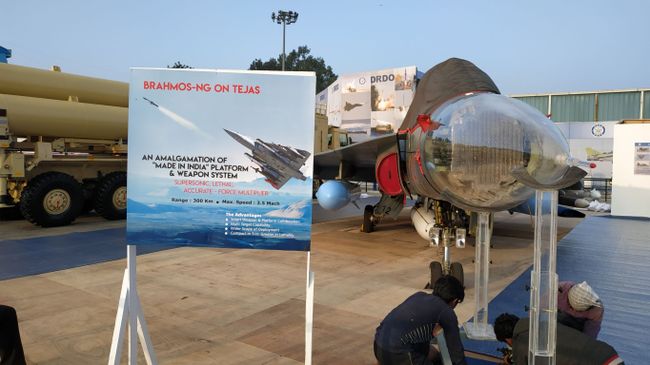 Индия представила прототип ракеты BrahMos воздушного базирования нового поколения на истребителе Tejas Индия представила прототип ракеты BrahMos воздушного базирования нового поколения на истребителе Tejas