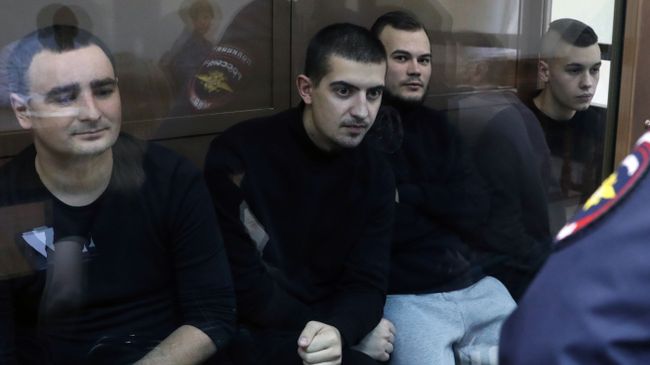 Задержанные украинские моряки Василий Сорока, Андрей Артеменко, Олег Мельничук и Андрей Эйдер в Московском городском суде. 20 февраля 2019