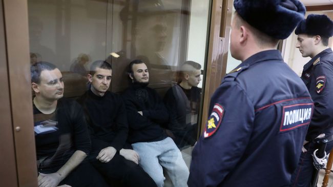 Задержанные украинские моряки Василий Сорока, Андрей Артеменко, Олег Мельничук и Андрей Эйдер в Московском городском суде Задержанные украинские моряки Василий Сорока, Андрей Артеменко, Олег Мельничук и Андрей Эйдер в Московском городском суде