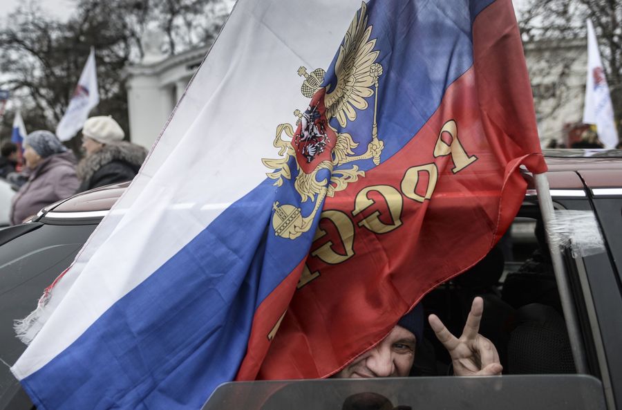 Участник митинга, посвященного решению Крымского парламента и Городского совета Севастополя о вхождении в состав России, на площади Нахимова в Севастополе.