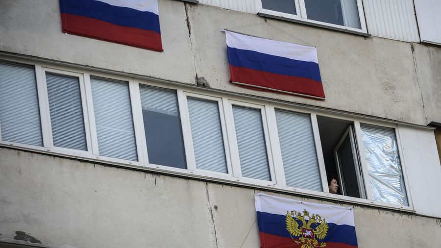 Российские флаги на балконах домов в Севастополе