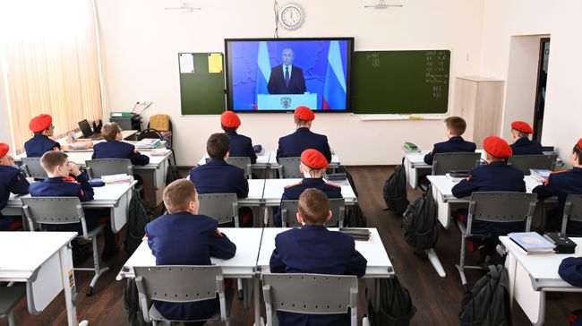 Кадеты Аксайского Данилы Ефремова казачьего кадетского корпуса МО РФ в Ростовской области смотрят трансляцию ежегодного послания президента РФ Владимира Путина к Федеральному собранию Кадеты Аксайского Данилы Ефремова казачьего кадетского корпуса МО РФ в Ростовской области смотрят трансляцию ежегодного послания президента РФ Владимира Путина к Федеральному собранию