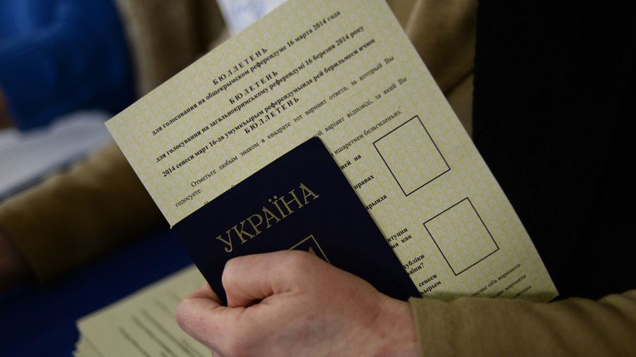 Голосование на референдуме о статусе Крыма на одном из избирательных участков Севастополя 
