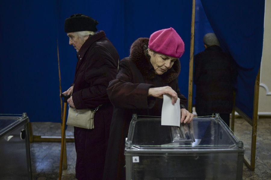 Голосование на референдуме о статусе Крыма на одном из избирательных участков Севастополя 