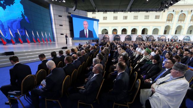 Президент РФ Владимир Путин выступает с ежегодным посланием Федеральному Собранию