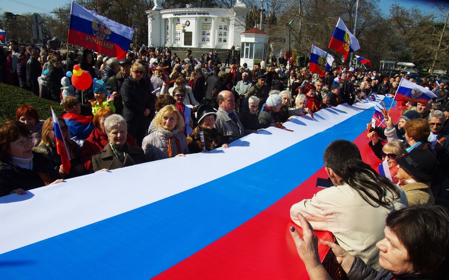 Участники акции Флаг России в каждый дом на площади Нахимова в Севастополе