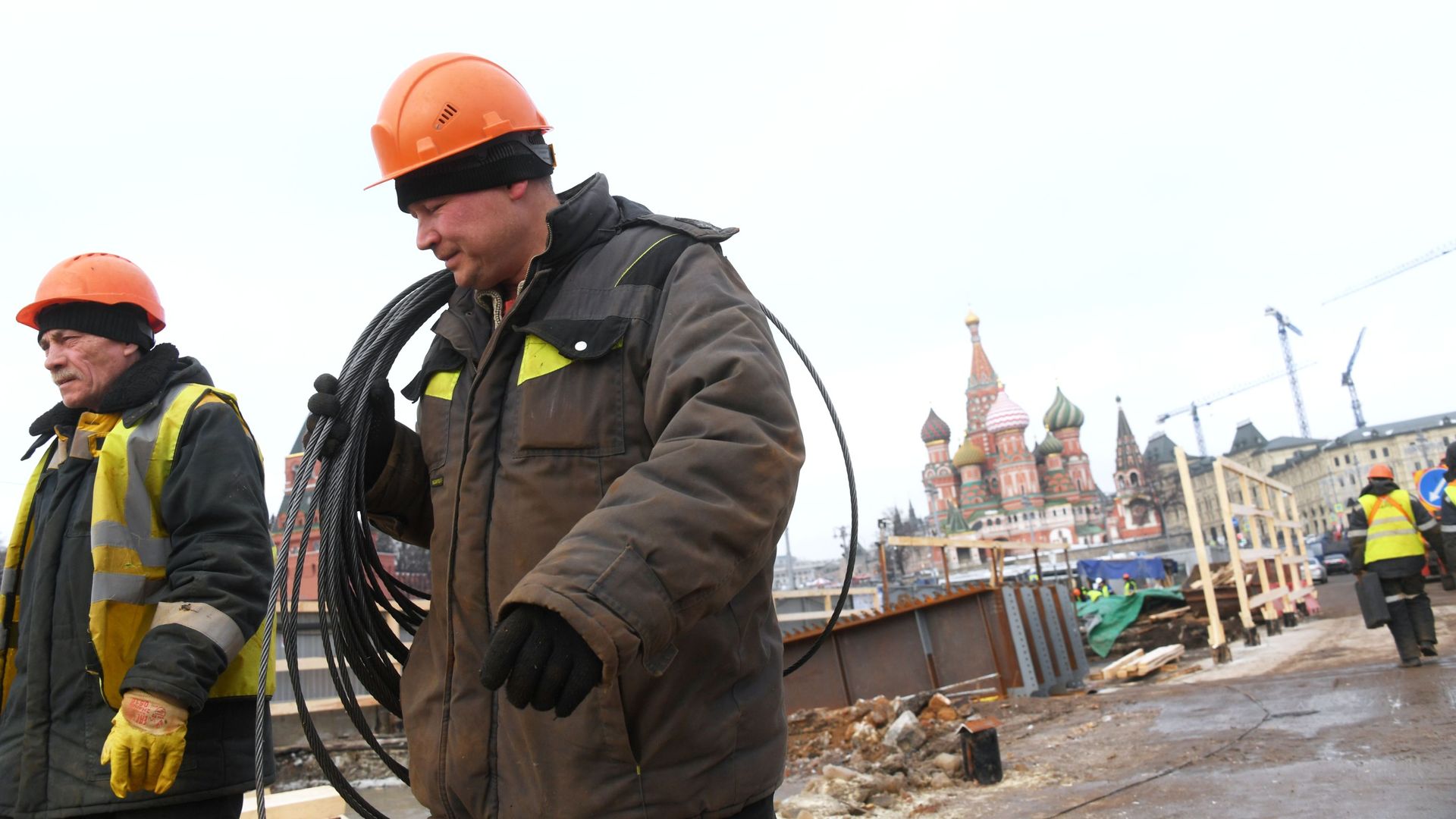 Рабочие во время ремонтных работ на Москворецком мосту в Москве Рабочие во время ремонтных работ на Москворецком мосту в Москве - РИА Новости, 1920, 18.03.2020