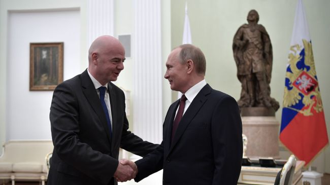 Президент РФ Владимир Путин и президент ФИФА Джанни Инфантино во время встречи Президент РФ Владимир Путин и президент ФИФА Джанни Инфантино во время встречи