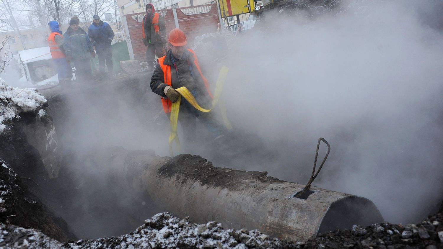 Сотрудники коммунальных служб проводят ремонт участка теплотрассы Сотрудники коммунальных служб проводят ремонт участка теплотрассы - РИА Новости, 1920, 09.11.2020
