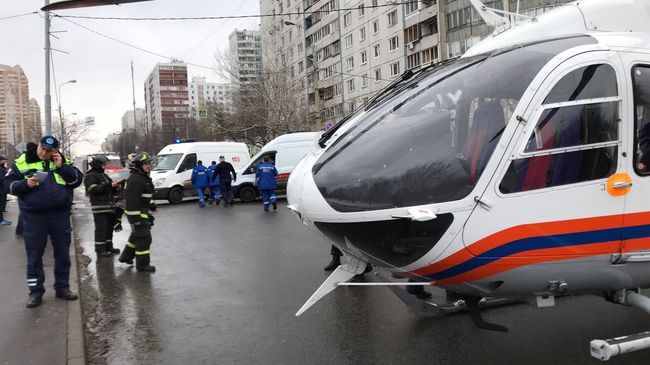 Вертолет Московского авиационного центра на месте ДТП на улице Твардовского 25 в Москве. 20 февраля 2019 Вертолет Московского авиационного центра на месте ДТП на улице Твардовского 25 в Москве. 20 февраля 2019