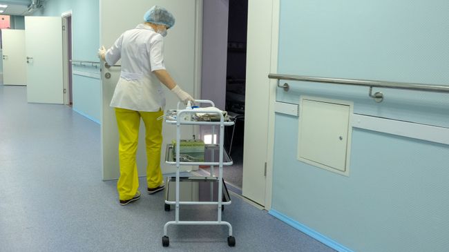 Медицинская сестра в коридоре больницы. Медицинская сестра в коридоре больницы.