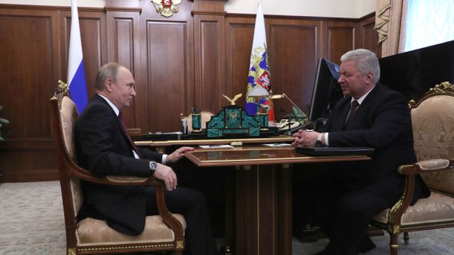 Владимир Путин и председатель Федерации независимых профсоюзов РФ Михаил Шмаков во время встречи. 21 февраля 2019 Владимир Путин и председатель Федерации независимых профсоюзов РФ Михаил Шмаков во время встречи. 21 февраля 2019