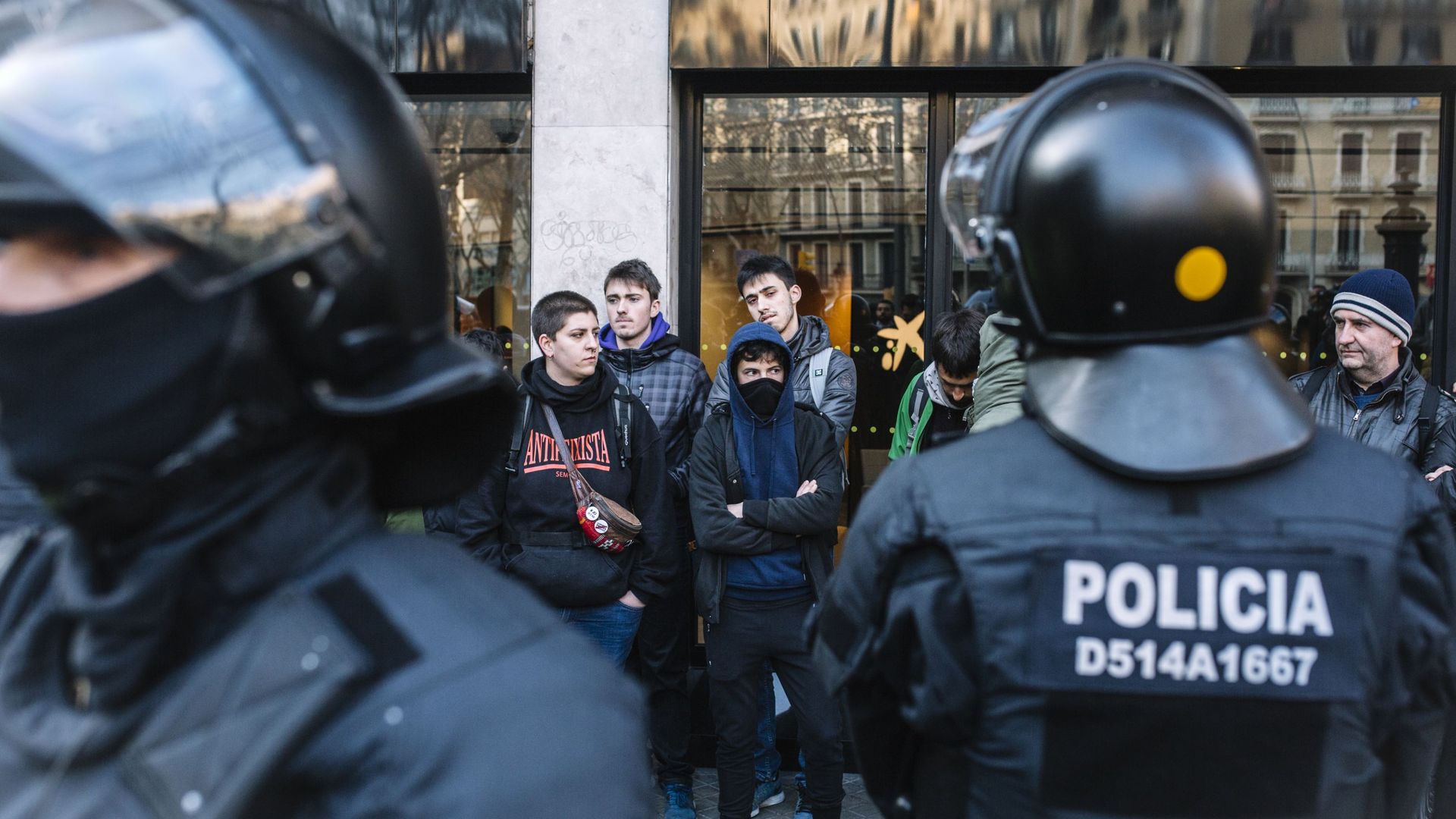Бастующие и полицейские во время митинга сторонников независимости Каталонии. 21 февраля 2019 Бастующие и полицейские во время митинга сторонников независимости Каталонии. 21 февраля 2019 - РИА Новости, 1920, 24.12.2020