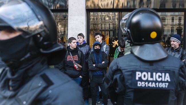 Бастующие и полицейские во время митинга сторонников независимости Каталонии. 21 февраля 2019