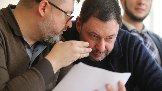 Адвокат Андрей Доманский и руководитель портала РИА Новости Украина Кирилл Вышинский на заседании в Херсонском апелляционном суде, Адвокат Андрей Доманский и руководитель портала РИА Новости Украина Кирилл Вышинский на заседании в Херсонском апелляционном суде,
