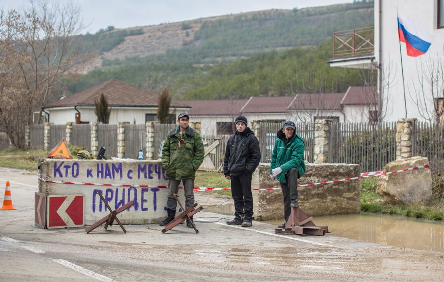 Члены отряда самообороны Крыма на блокпосте на дороге Симферополь - Севастополь Члены отряда самообороны Крыма на блокпосте на дороге Симферополь - Севастополь