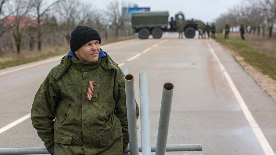 Местный житель из отряда самообороны на блокпосте у въезда в аэропорт Бельбек рядом с Севастополем Местный житель из отряда самообороны на блокпосте у въезда в аэропорт Бельбек рядом с Севастополем