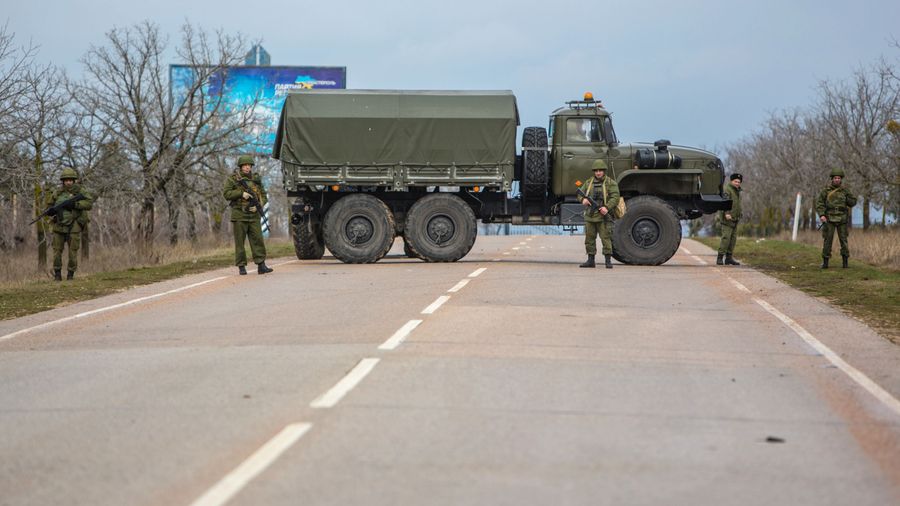 Вооруженные люди на въезде в аэропорт Бельбек рядом с Севастополем Вооруженные люди на въезде в аэропорт Бельбек рядом с Севастополем