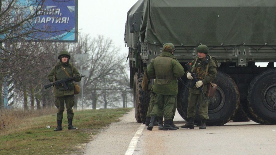 Вооруженные люди блокируют подъезды к аэропорту Бельбек рядом с Севастополем Вооруженные люди блокируют подъезды к аэропорту Бельбек рядом с Севастополем