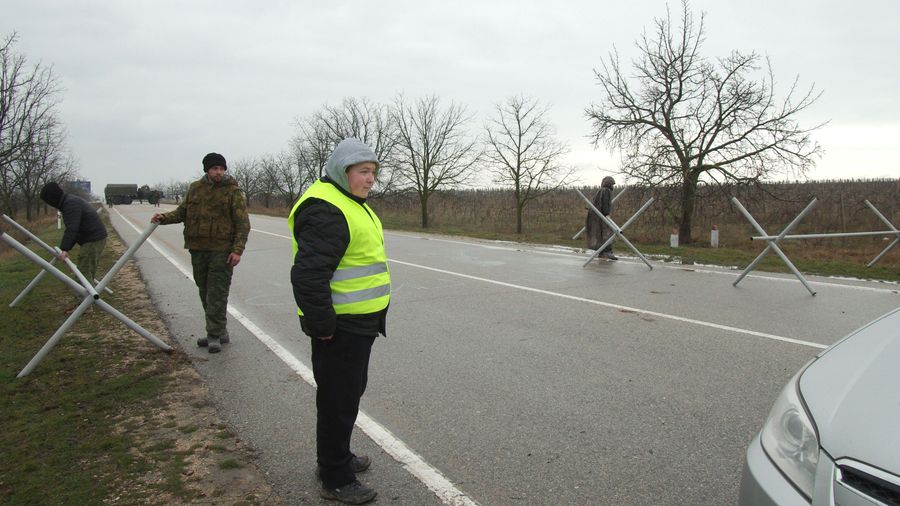 Отряд самообороны на блокпосту у аэропорта Бельбек рядом с Севастополем Отряд самообороны на блокпосту у аэропорта Бельбек рядом с Севастополем
