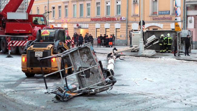 Автокран упал на проезжую часть в центре Москвы. 21 февраля 2019
