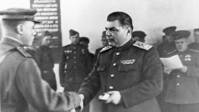 Маршал Родион Малиновский вручает боевые ордена отличившимся воинам. 1943 год Маршал Родион Малиновский вручает боевые ордена отличившимся воинам. 1943 год