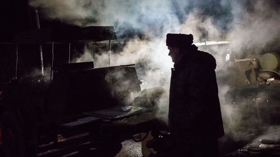 Казак-доброволец у полевой кухни на блокпосту на въезде в Крым в районе Армянска Казак-доброволец у полевой кухни на блокпосту на въезде в Крым в районе Армянска
