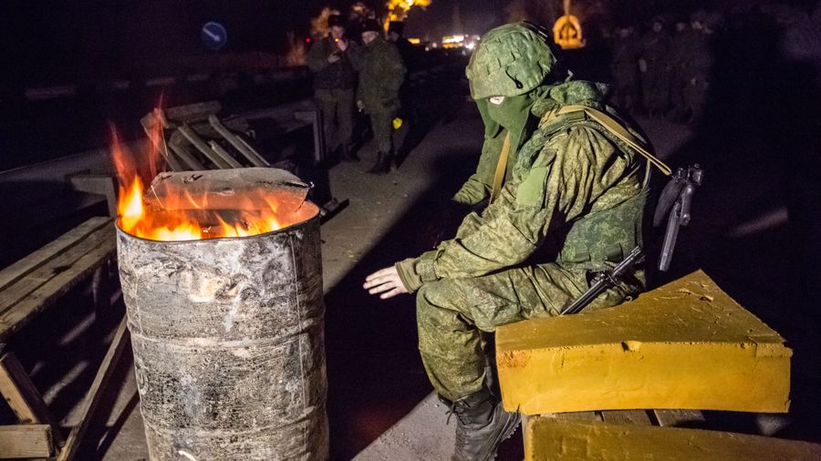 Военнослужащий на блокпосту на въезде в Крым в районе Армянска Военнослужащий на блокпосту на въезде в Крым в районе Армянска