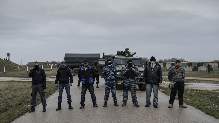 Представители самообороны Севастополя во время переговоров с украинскими военнослужащими на территории военного аэродрома Бельбек Представители самообороны Севастополя во время переговоров с украинскими военнослужащими на территории военного аэродрома Бельбек