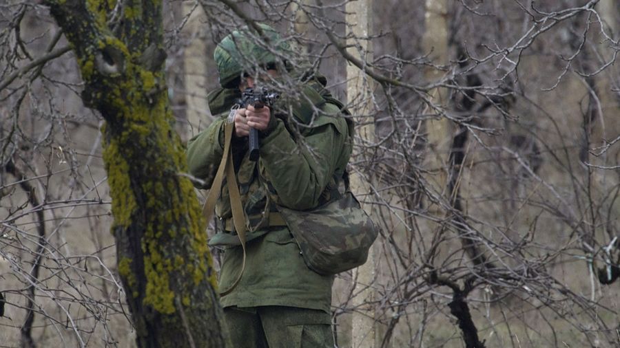 Вооруженный человек блокирует подъезд к аэродрому рядом с Севастополем Вооруженный человек блокирует подъезд к аэродрому рядом с Севастополем