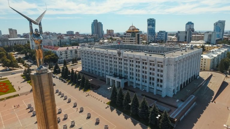 Монумент Славы и здание правительства Самарской области в Самаре Монумент Славы и здание правительства Самарской области в Самаре