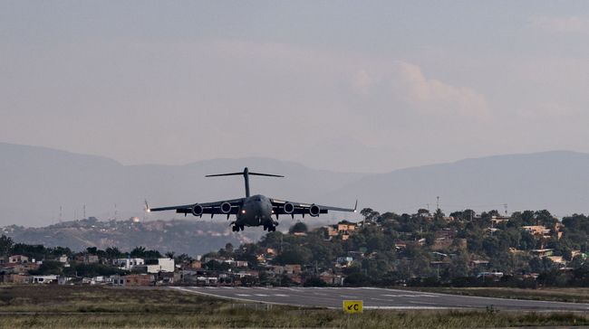 Американский военно-транспортный самолет C-17 Globemaster III заходит на посадку в колумбийской Кукуте на границе с Венесуэлой Американский военно-транспортный самолет C-17 Globemaster III заходит на посадку в колумбийской Кукуте на границе с Венесуэлой