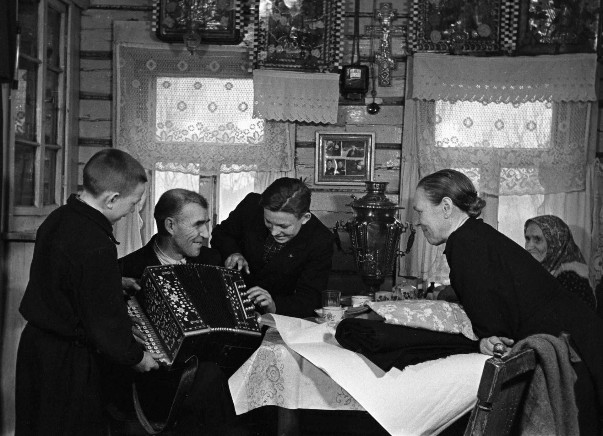 Колхозник привез подарки из Москвы Колхозник привез подарки из Москвы - РИА Новости, 1920, 16.07.2026