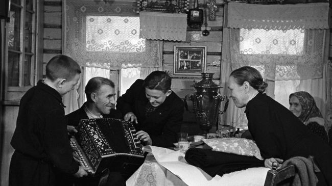 Колхозник привез подарки из Москвы Колхозник привез подарки из Москвы