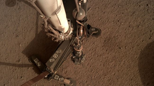 Рука модуля InSight отсоединяется от буровой установки и проверяет ее кабель