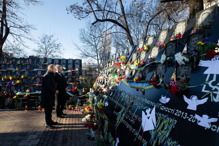 Президент Европейского Совета Дональд Туск  и президент Украины Петр Порошенко у мемориала Небесная сотня в Киеве 