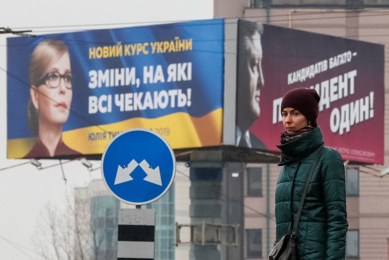 Предвыборные плакаты кандидатов в президенты Украины Юлии Тимошенко и Петра Порошенко в Киеве 
