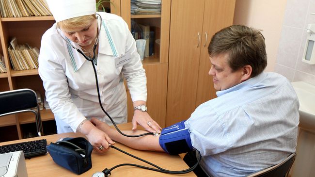 Фельдшер измеряет давление пациенту в фельдшерско-акушерском пункте Фельдшер измеряет давление пациенту в фельдшерско-акушерском пункте