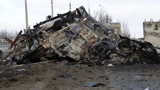 Гражданский автомобиль, подорванный на нейтральной территории в районе КПП  через линию соприкосновения Еленовка к северу от Донецка