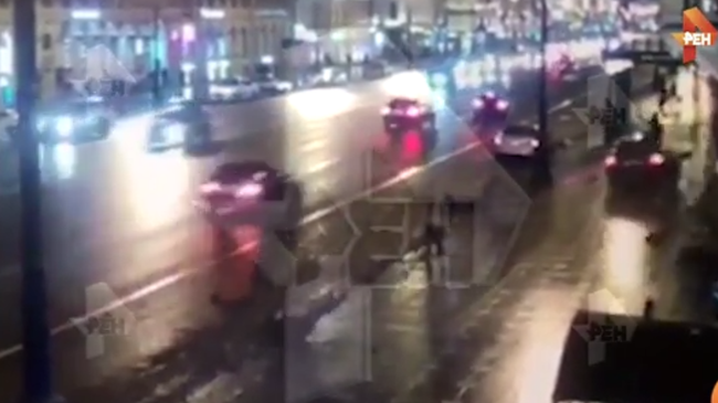 В Сети появилось видео момента наезда BMW на пешеходов в Петербурге В Сети появилось видео момента наезда BMW на пешеходов в Петербурге