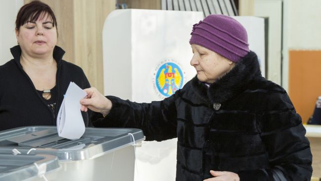 Женщина голосует на парламентских выборах на избирательном участке в Кишиневе. 24 февраля 2019 Женщина голосует на парламентских выборах на избирательном участке в Кишиневе. 24 февраля 2019
