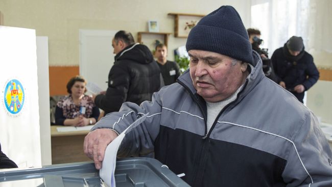 Мужчина голосует на парламентских выборах на избирательном участке в Кишиневе. 24 февраля 2019 Мужчина голосует на парламентских выборах на избирательном участке в Кишиневе. 24 февраля 2019