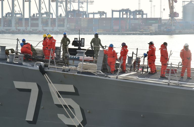 Члены экипажа на борту ракетного эсминца США Дональд Кук в Одесском морском торговом порту Члены экипажа на борту ракетного эсминца США Дональд Кук в Одесском морском торговом порту