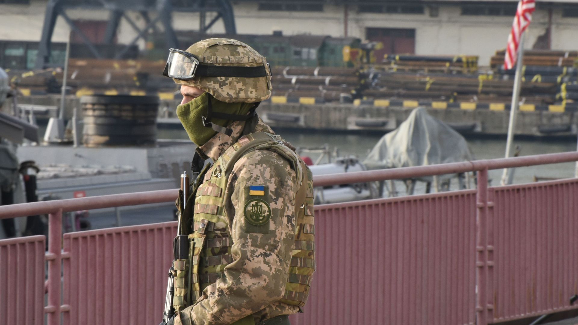 Украинский военнослужащий в порту Одессы Украинский военнослужащий в порту Одессы - РИА Новости, 1920, 17.08.2026