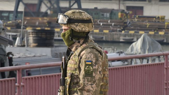 Украинский военнослужащий в порту Одессы